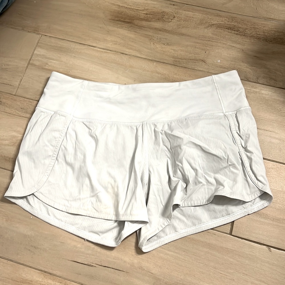 Mid rise white Lululemon speed up shorts Size 6, 4inch